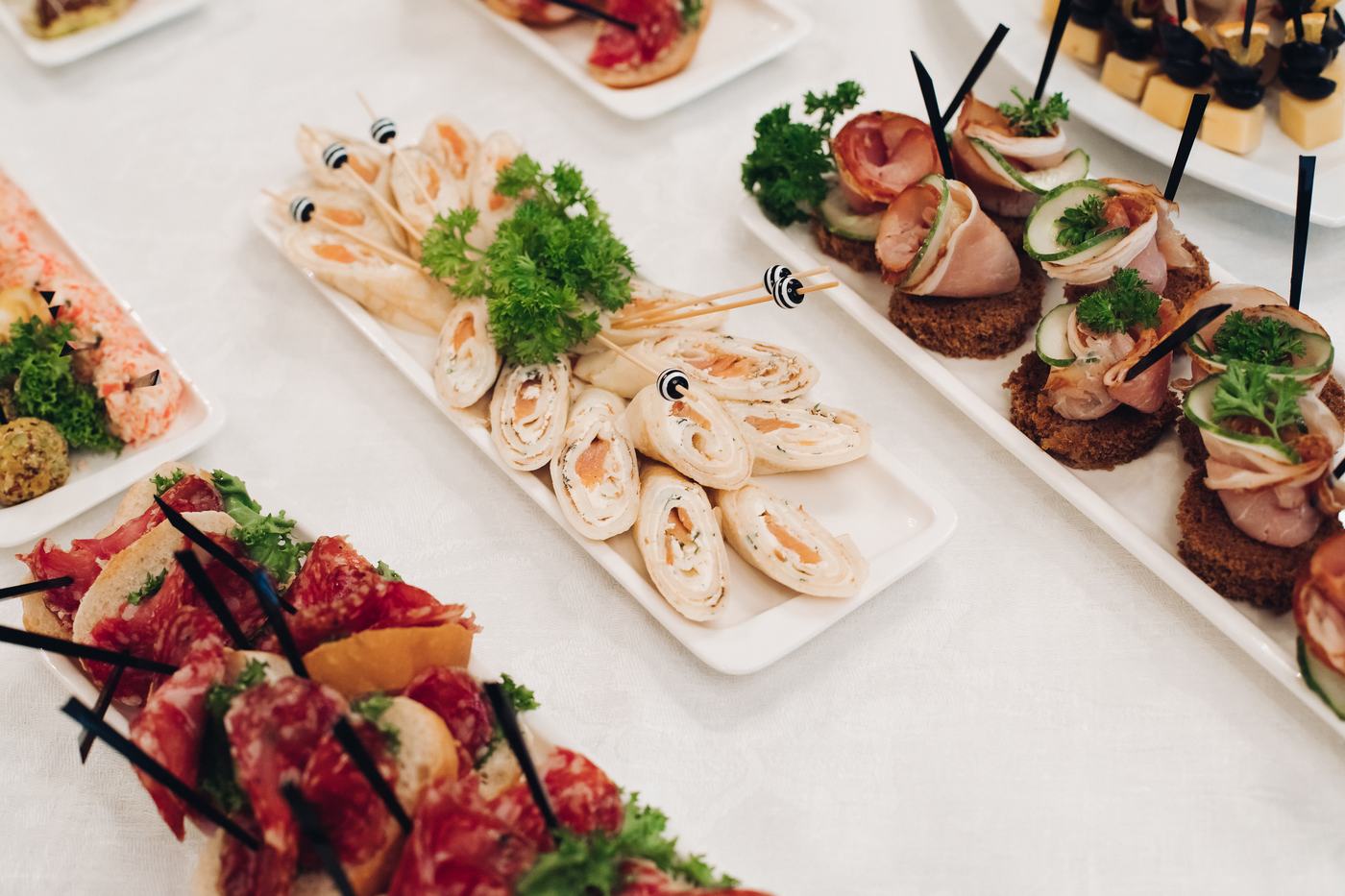 Travessas de canapés, wraps e bruschettas de presunto cru