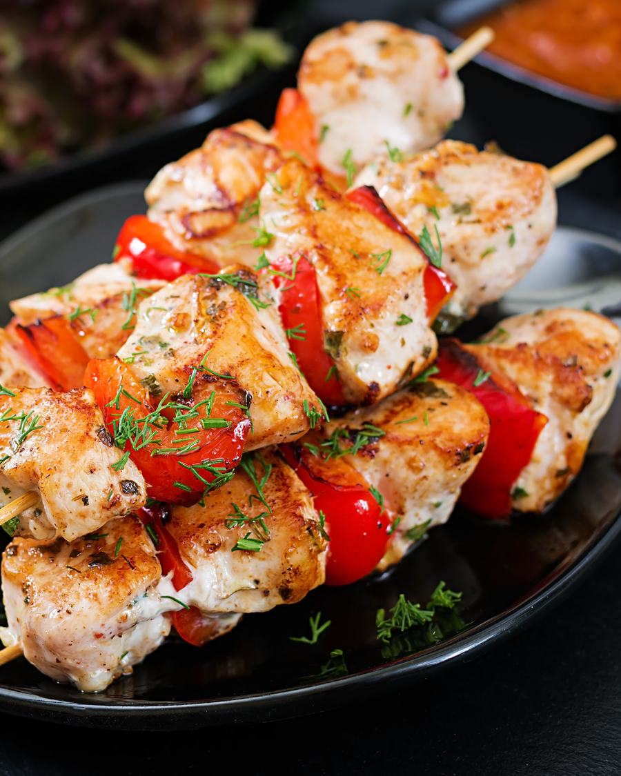Espetinhos de frango com pimentão grelhados